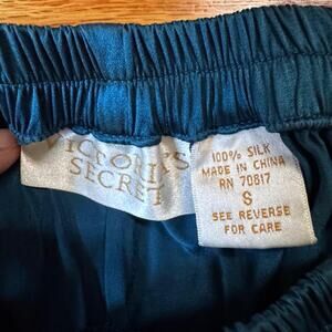 Vintage 90s/2000s gold tag Victoria’s Secret 100% silk shorts teal/blue color